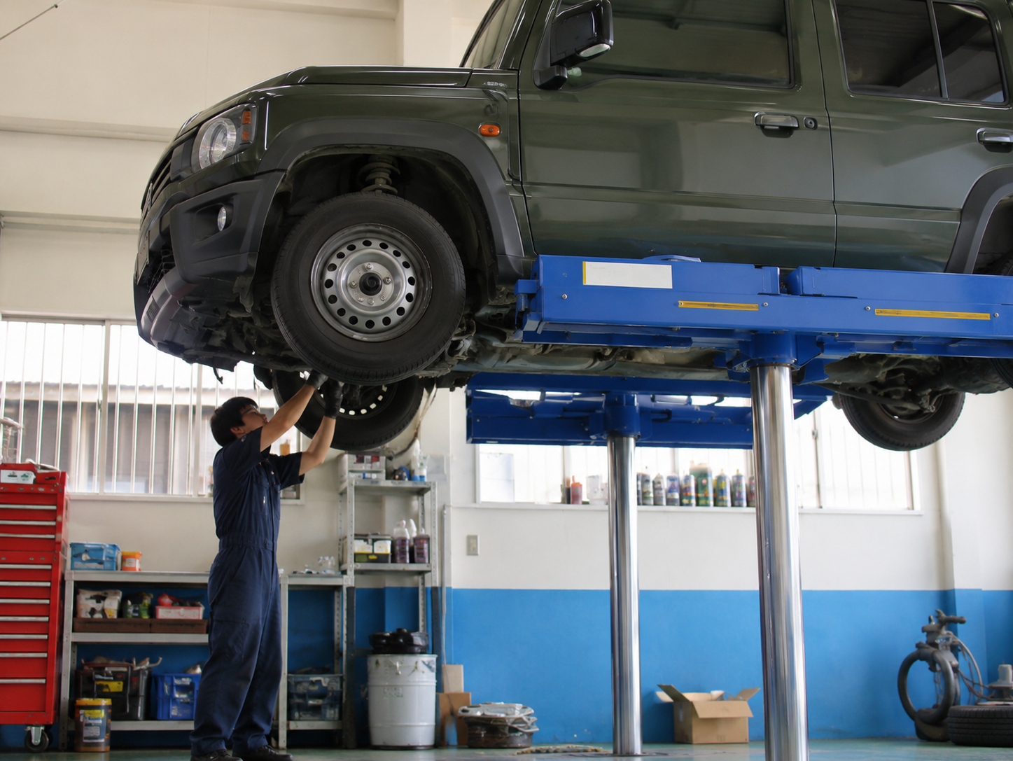 整備工場で車両を点検している様子